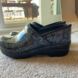 Dansko clog tropical leaf patent